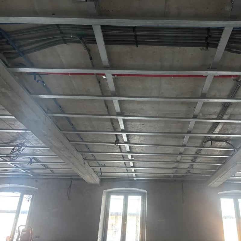 Stropne instalacije u izvedbi — nosive šine i provučeni vodiči