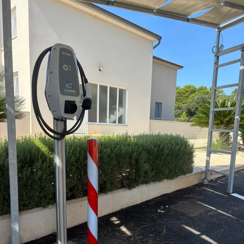 Punionica za električna vozila postavljena uz prilaz