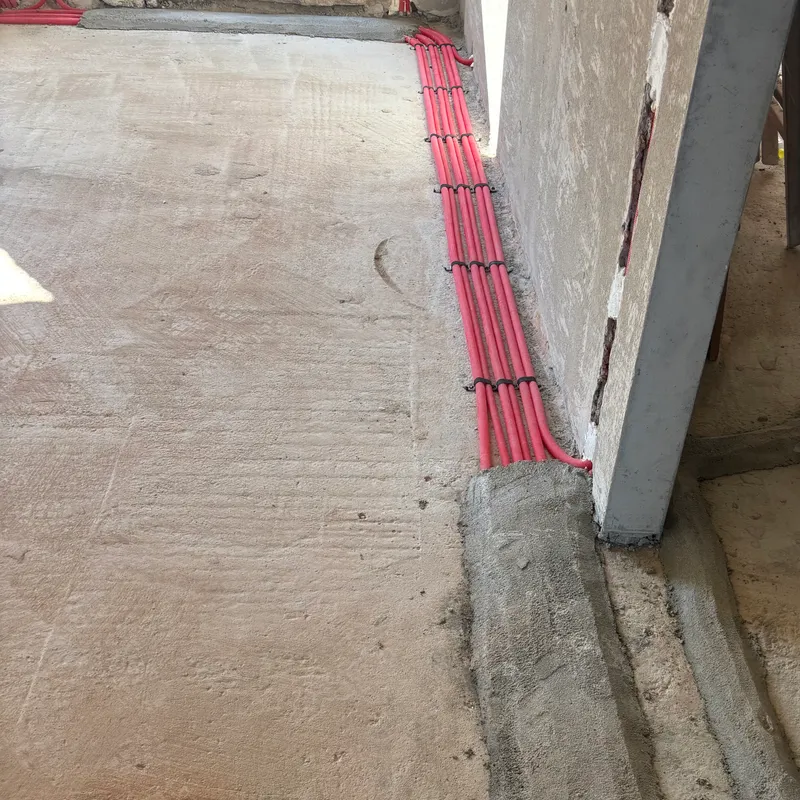 Elektroinstalacijske cijevi položene u zid prije žbukanja