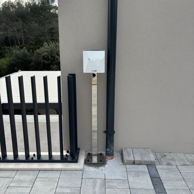 Punionica za električna vozila montirana uz prilaz objektu