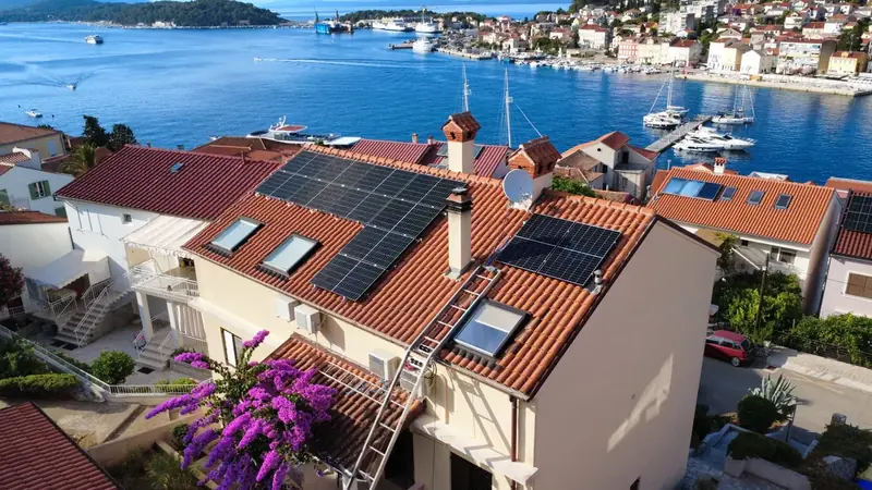 Solarna elektrana na krovu kuće iznad uvale na otoku Lošinju