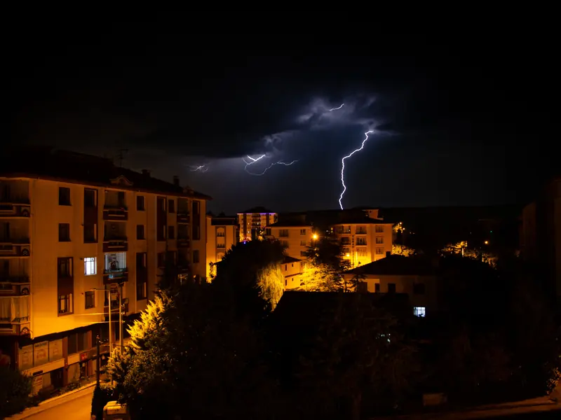 Atmosfersko pražnjenje iznad naselja