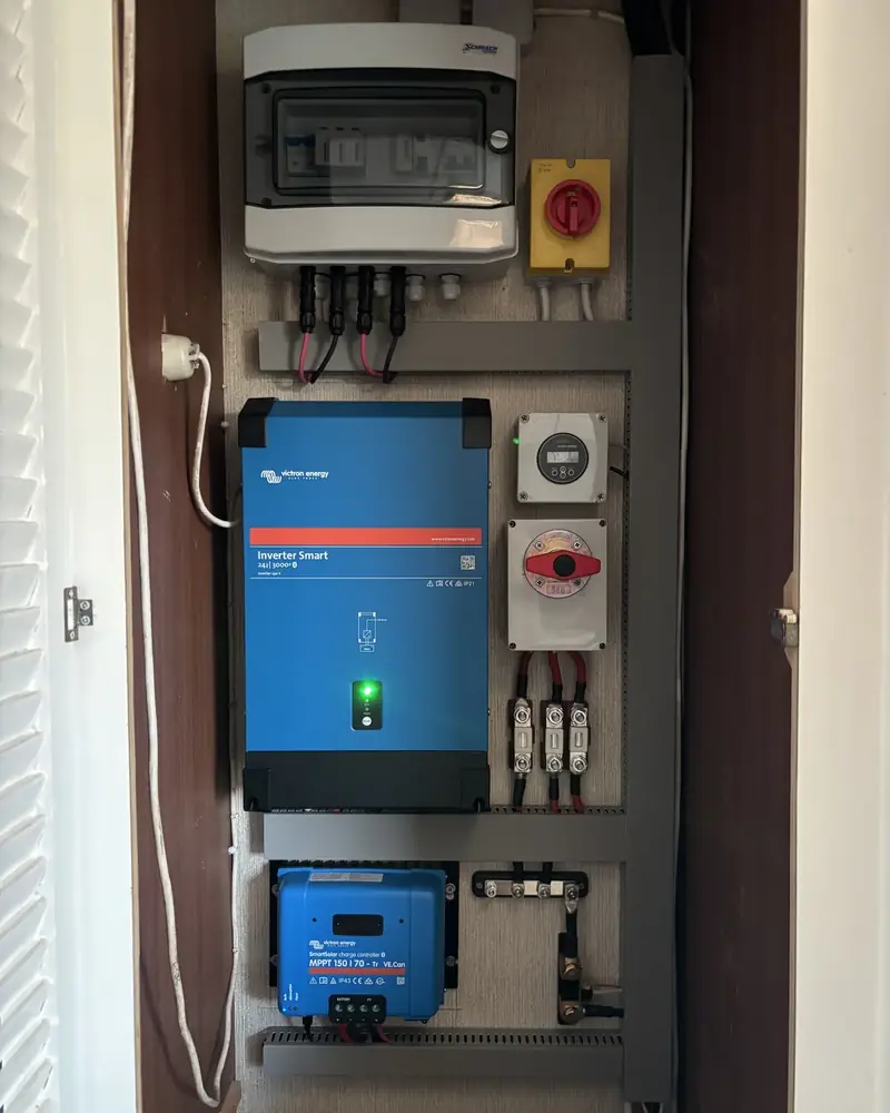 Victron inverter, MPPT regulator punjenja i baterijska sklopka montirani u tehničkom ormaru