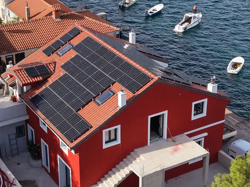 Solarna elektrana na krovu kuće uz more na otoku Lošinju